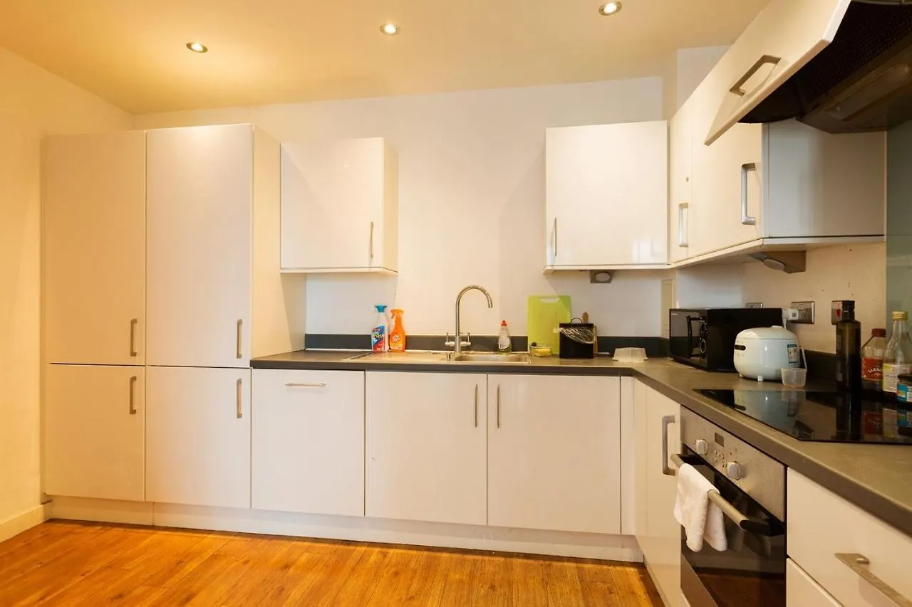 Lovely Room In Modern Apartment London